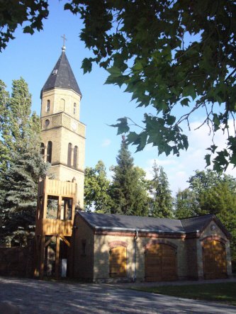 Kirche mit Feuerwehrhaus